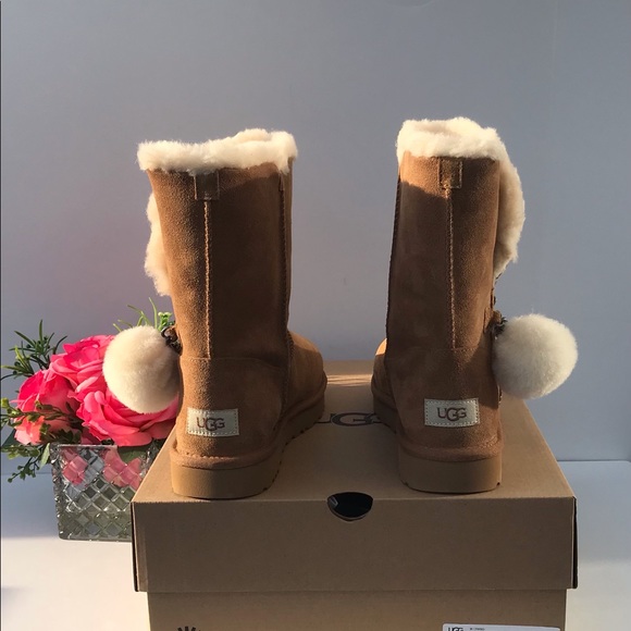 UGG Classic Short Charm - Picture 9 of 10